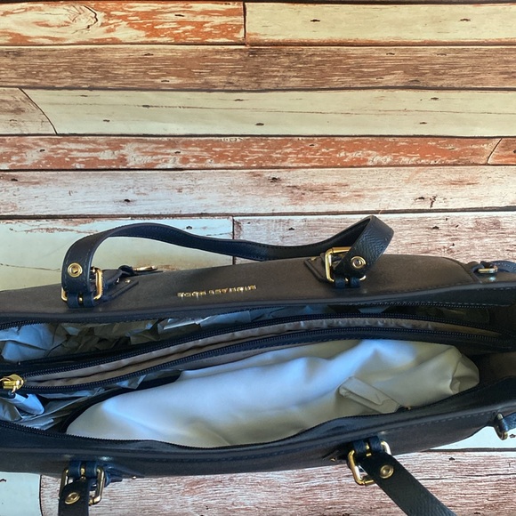 NWT Michael Kors Voyager East West Tote - Picture 4 of 8